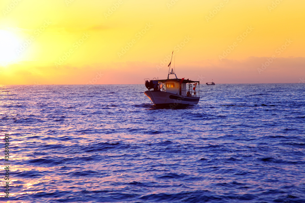 Obraz premium blue sea sunrise with sun in horizon