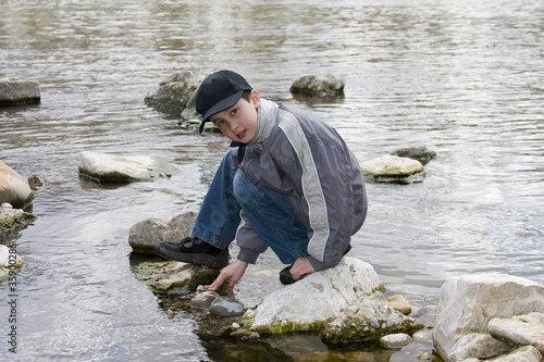 Junge auf dem Fluss
