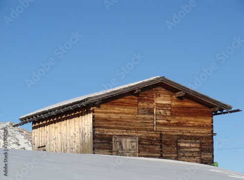 Eine Alphütte im Schnee © djura stankovic