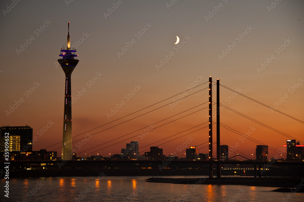 Fototapeta premium Sonnenuntergang in Düsseldorf