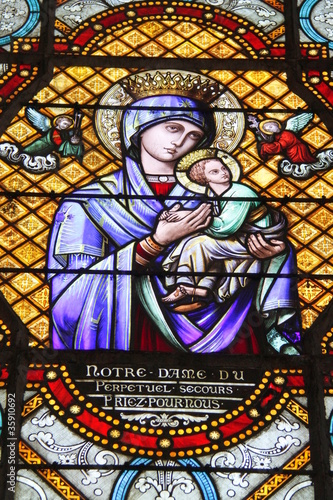 Vierge et l'enfant, vitrail de l'église Saint Pierre à Chartres