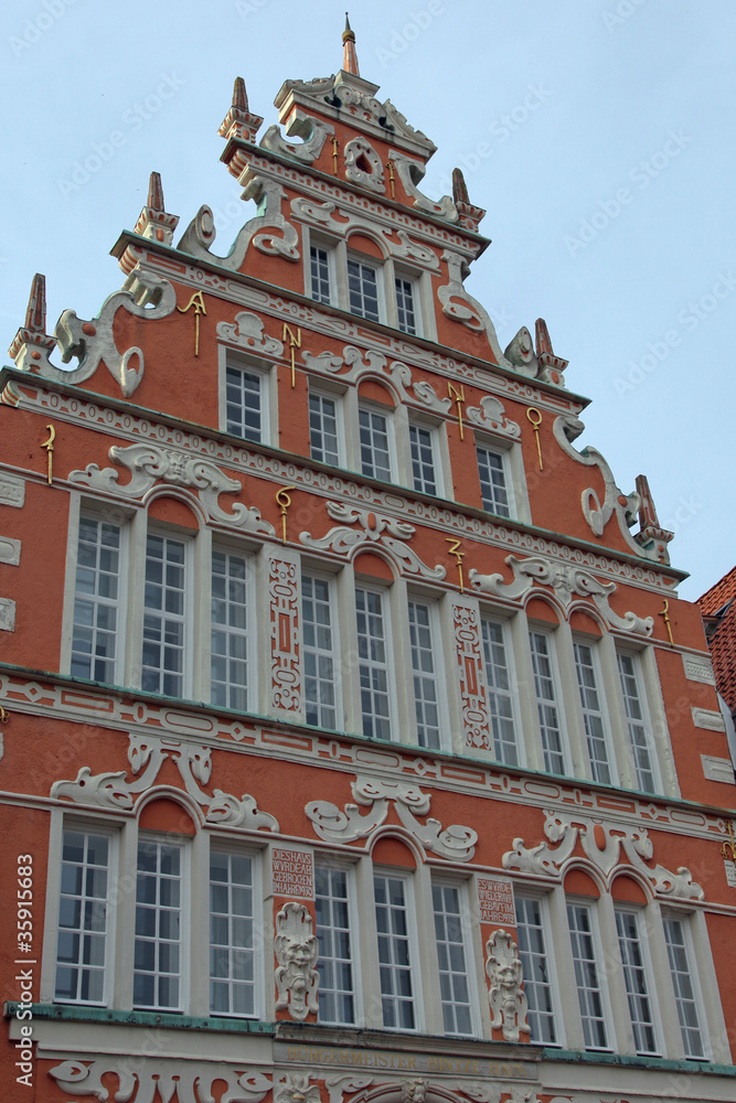 Fototapeta premium verziertes Giebelhaus in Stade