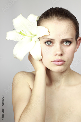 Tableau sur toile girl holding a flower