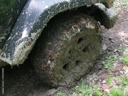 tires dans la boue 4x4