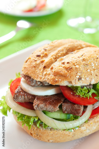 Sandwich with beef and vegetables
