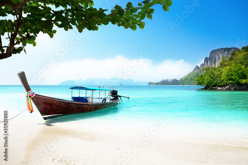 long boat and poda island in Thailand © Iakov Kalinin
