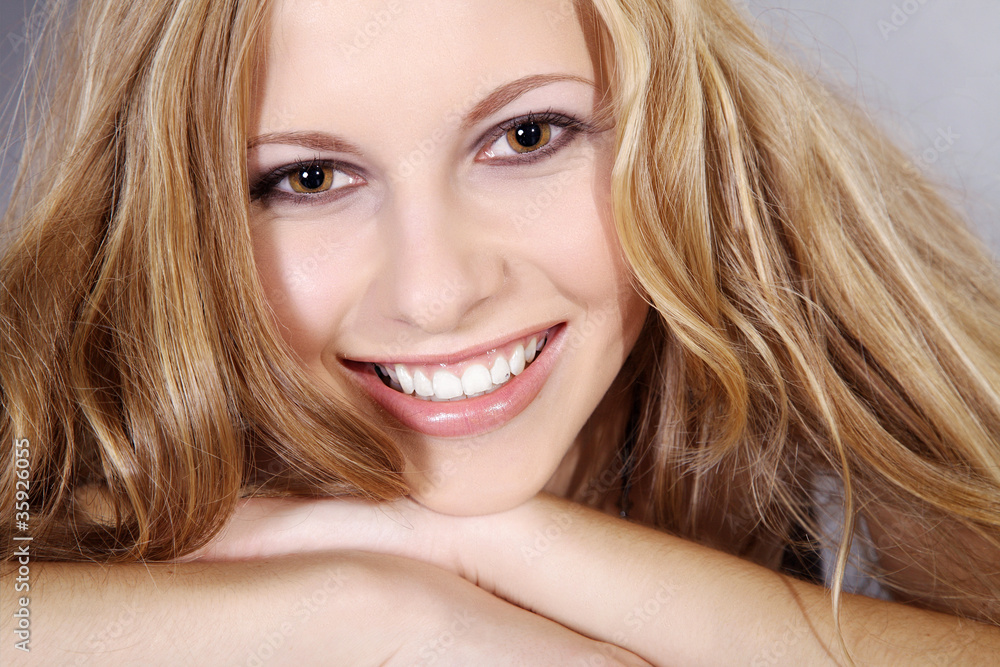Model Frau Gesicht lachend Nahaufnahme Model Frau Gesicht lachend Nahaufnahme