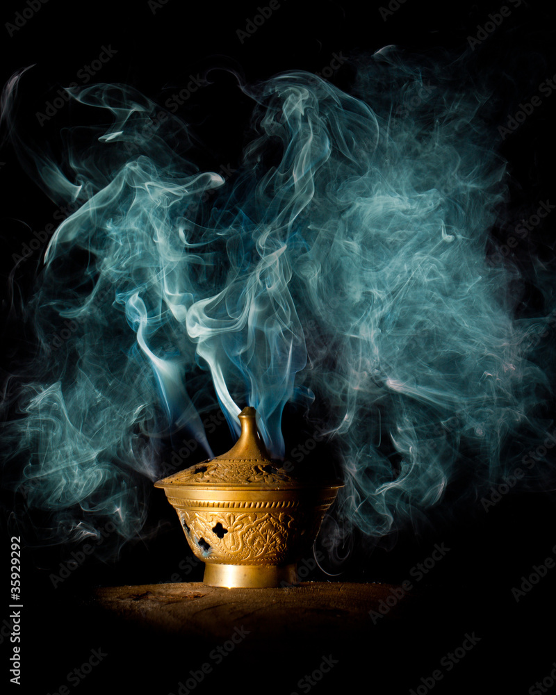 Geheimnisvoller Rauch aus einer Lampe Stock-Foto | Adobe Stock