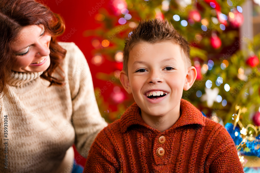 Weihnachten - Mutter und Sohn am Weihnachtsabend Weihnachten - Mutter und Sohn am Weihnachtsabend