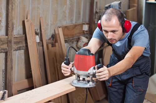 Worker with a router, horizontal