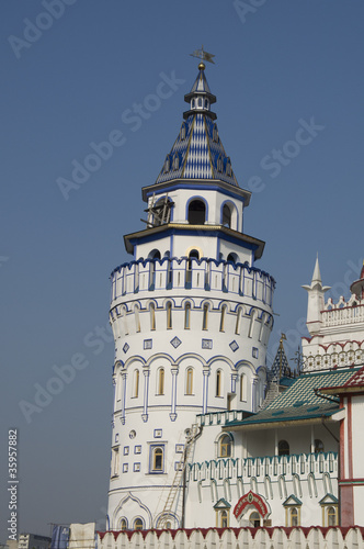Круглая  башня  в русском стиле.