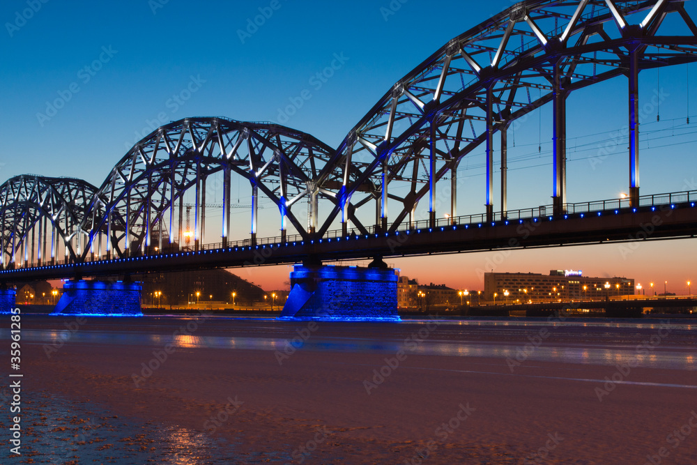 Naklejka premium Railway bridge at night