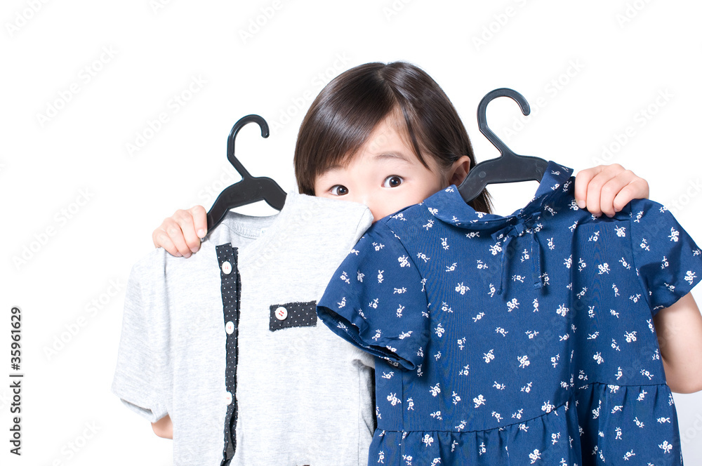 服を選ぶ女の子