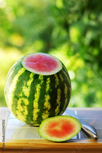 Canvastavla Watermelon and knife on table.