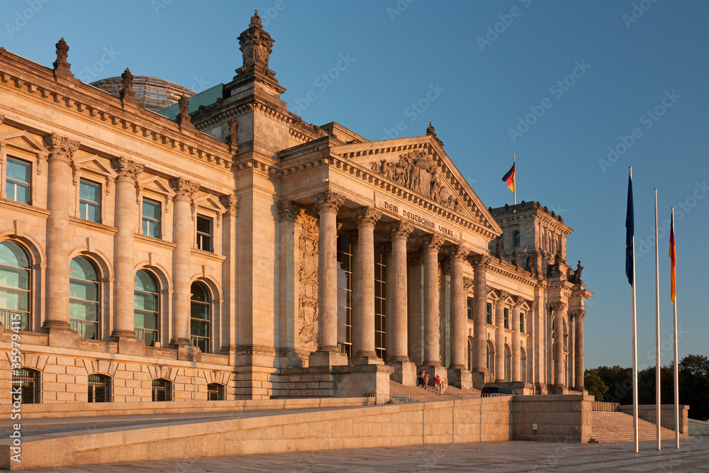 Reichstag in Berlin im Abendlicht, Sitz des Bundestages