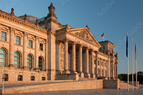 Reichstag in Berlin im Abendlicht, Sitz des Bundestages