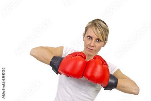 Junge Frau mit Boxhandschuhen