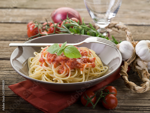 spaghetti with fresh tomatoes sauce and basil