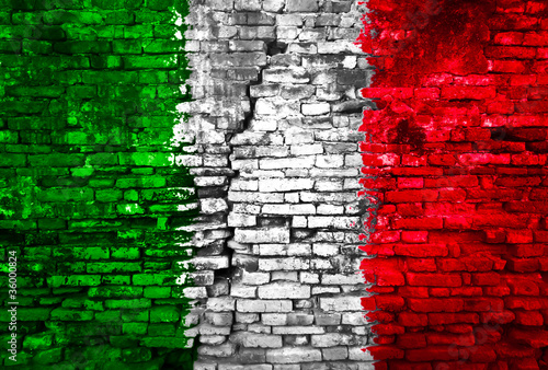 Italy flag painted on wall