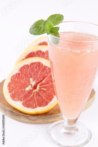 Freshly squeezed out Grapefruit juice, and a sliced Grapefruit