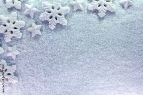 étoile de neige sur neige poudreuse