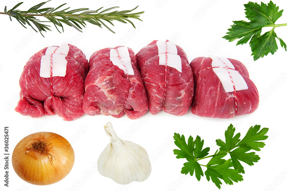 quatre paupiettes de boeuf crues sur fond blanc Stock Photo | Adobe Stock