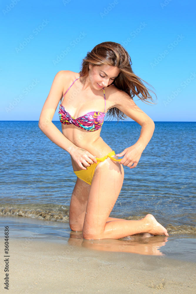 Obraz premium woman relaxing on the beach