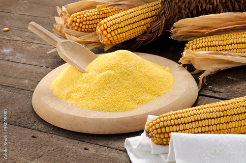 Tableau sur toile Farina gialla con pannocchie di granoturco - Maize flour