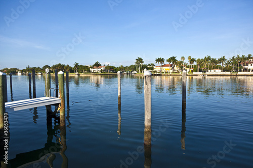 beautiful houses in South Miami with ocean access © travelview