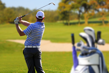 Acrylglasbilder Golf Golfer mit Golftasche auf dem Platz  © Tomas Marek