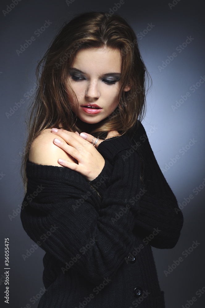 Naklejka premium portret dziewczyny w sweterku