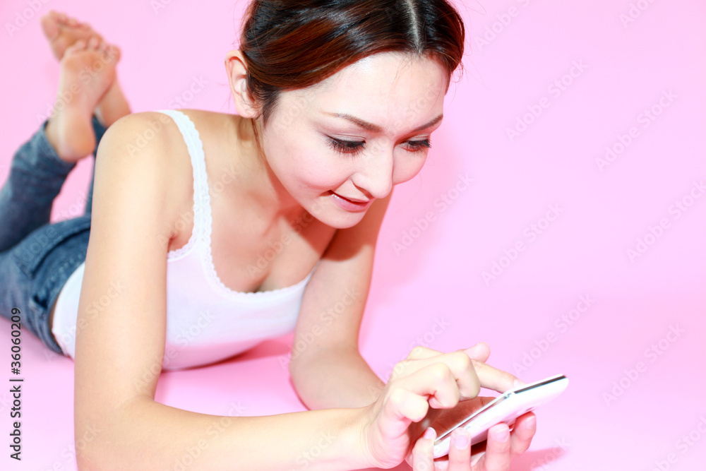スマートフォンを楽しむ女性 スマートフォンを楽しむ女性