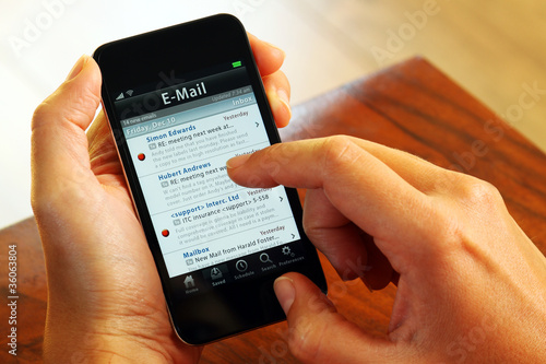 Businessfrau mit Smartphone E-Mail