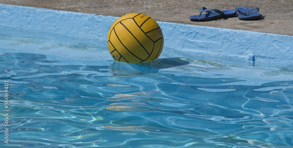 pallone in piscina