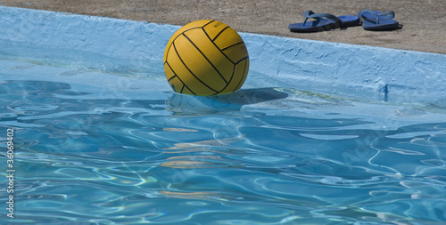 pallone in piscina