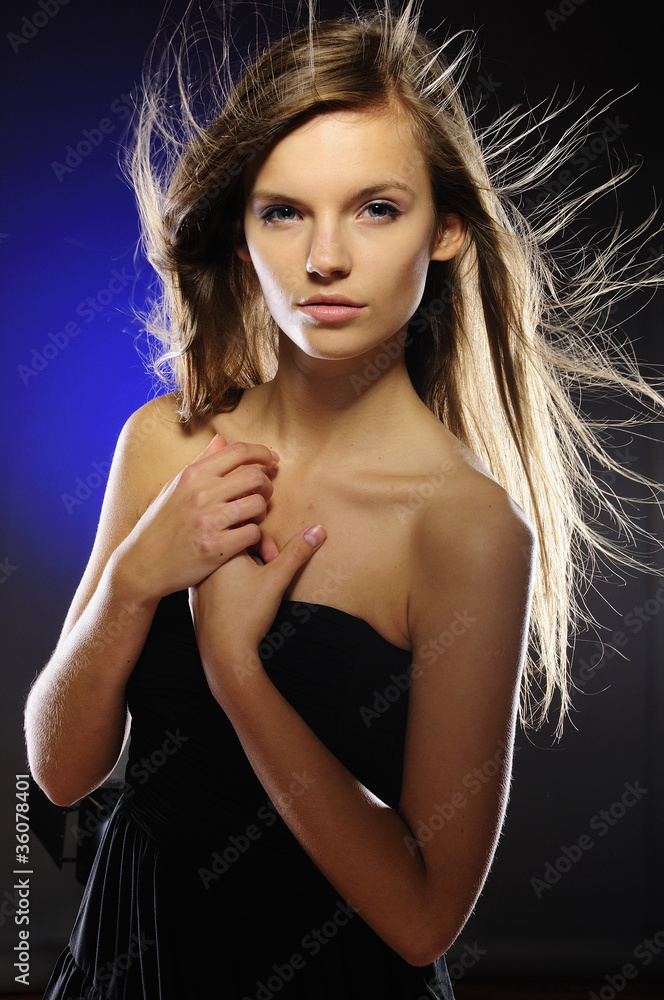 Obraz premium dziewczyna z rozwianymi włosami