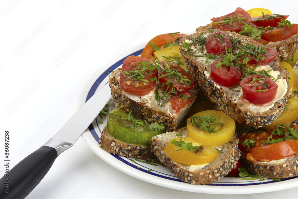 Teller mit Tomatenbroten / Plate with tomato bread