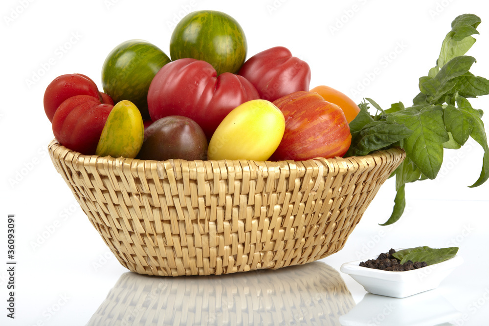 Viele Bio-Tomaten im Korb / Many organic tomatoes in the basket Viele Bio-Tomaten im Korb / Many organic tomatoes in the basket