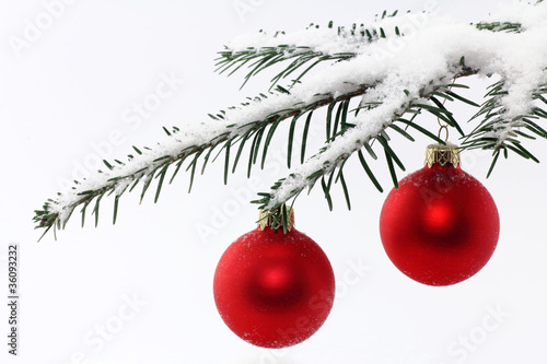 weihnachtskugeln im schnee