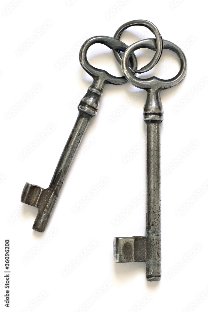 Llavero con varias llaves antiguas, aislado sobre fondo blanco Stock Photo