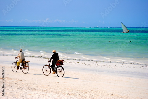 Biciclette sulla spiaggia di Zanzibar