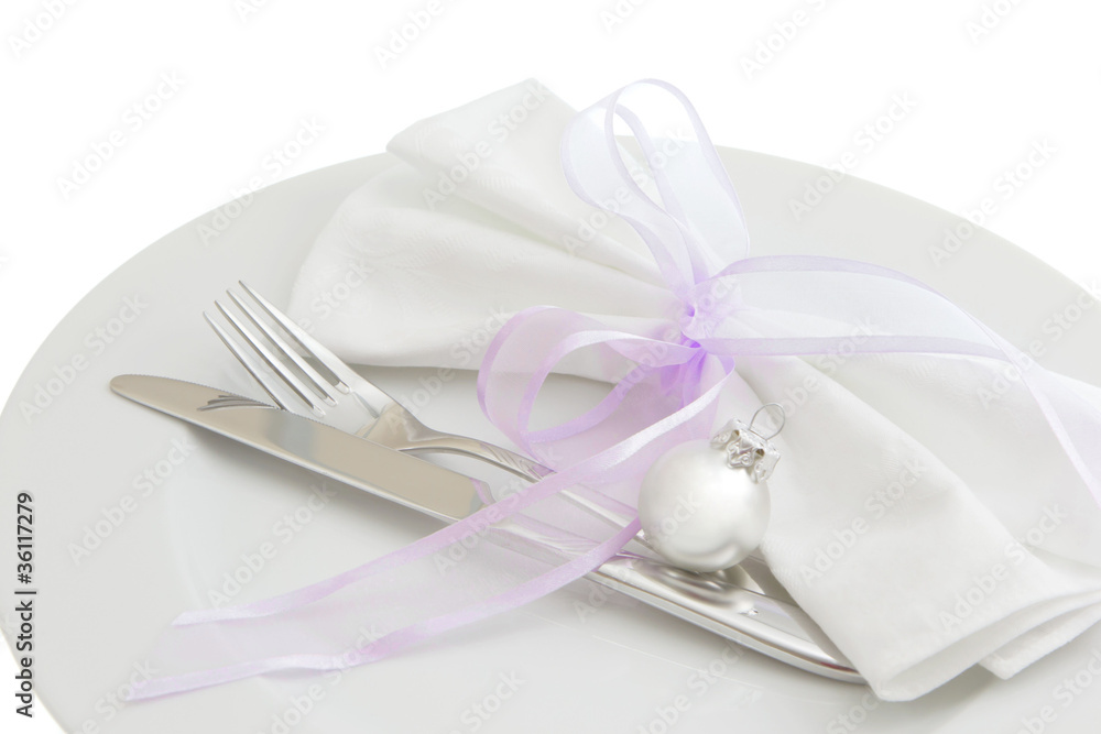 Weihnachtlich gedeckter Tisch in weiß, isoliert Weihnachtlich gedeckter Tisch in weiß, isoliert
