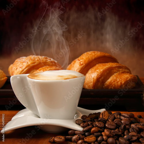 Caffè macchiato servito con cornetti freschi photo