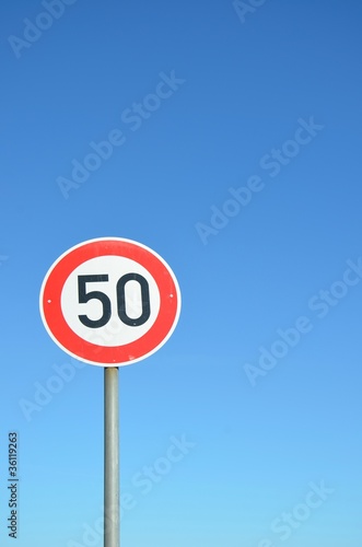 Straßenschild ''50''