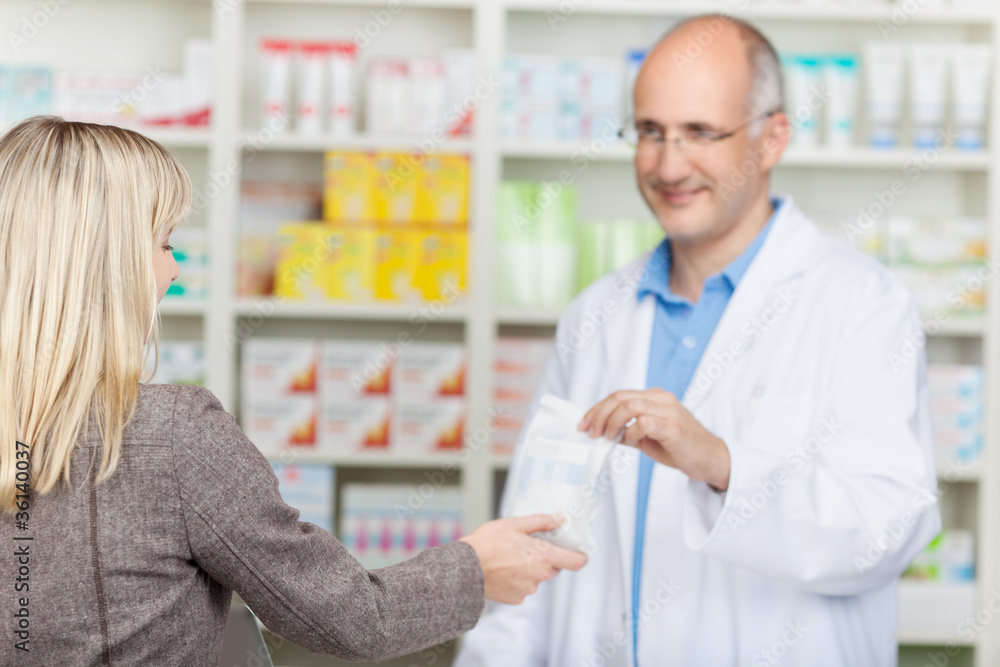 Obraz premium apotheker verkauft medikament
