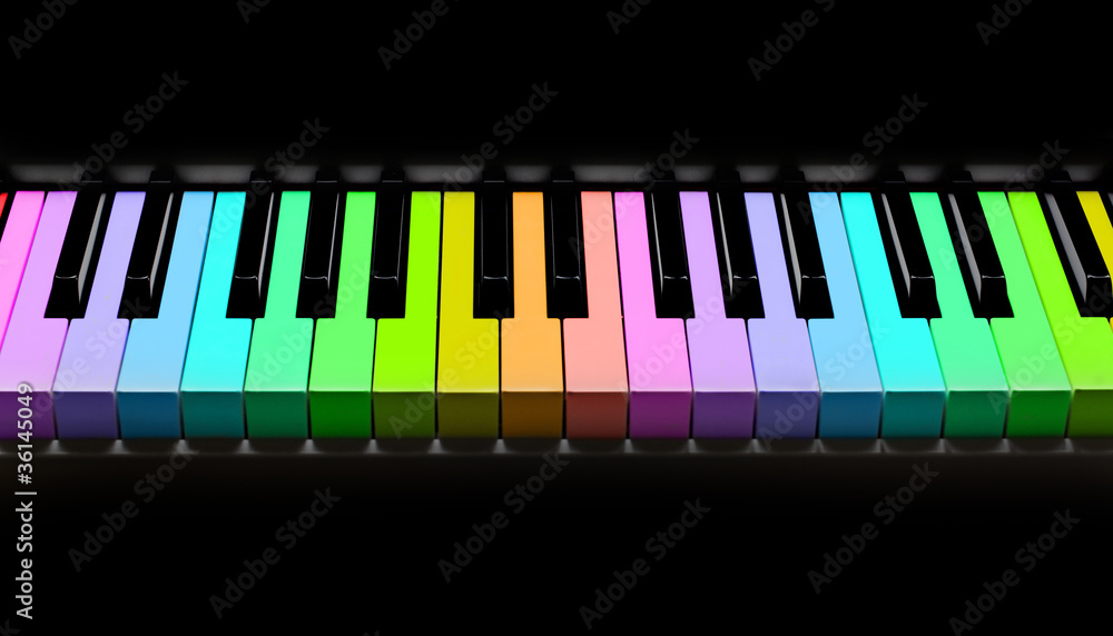 Fototapeta premium Clavier de piano multicolore, fond noir