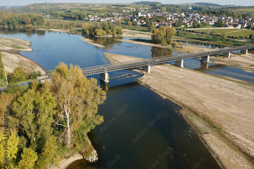 Fototapeta premium Pont de Pouilly-sur-Loire vue du ciel 58