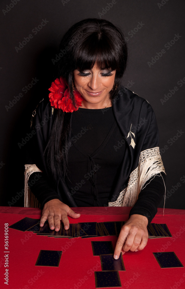 femme qui tire les cartes femme qui tire les cartes