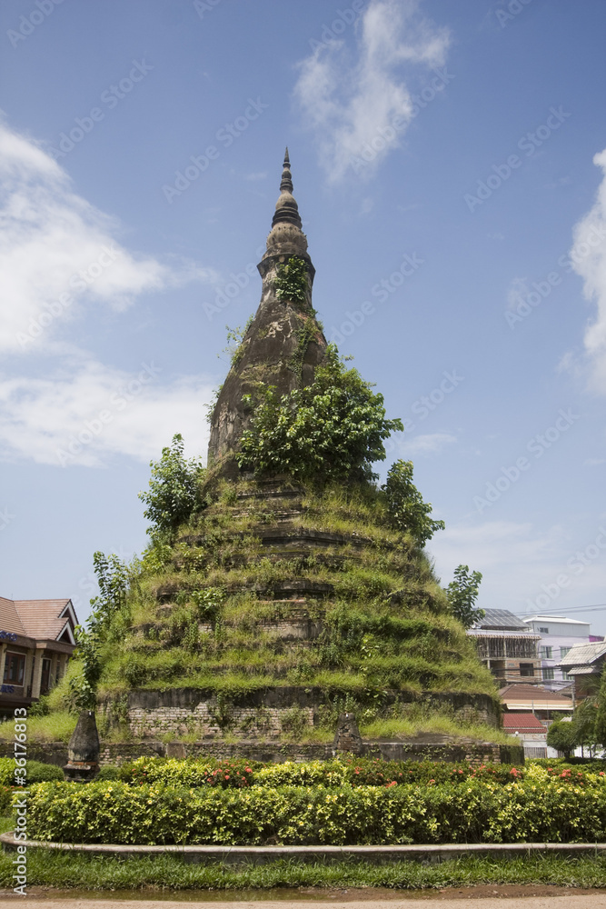 Fototapeta premium antico stupa in pietra in laos