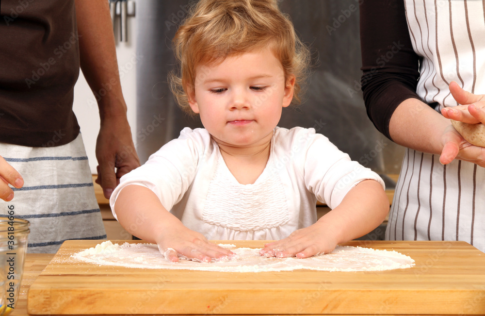 Familie beim Plätzchen backen Familie beim Plätzchen backen